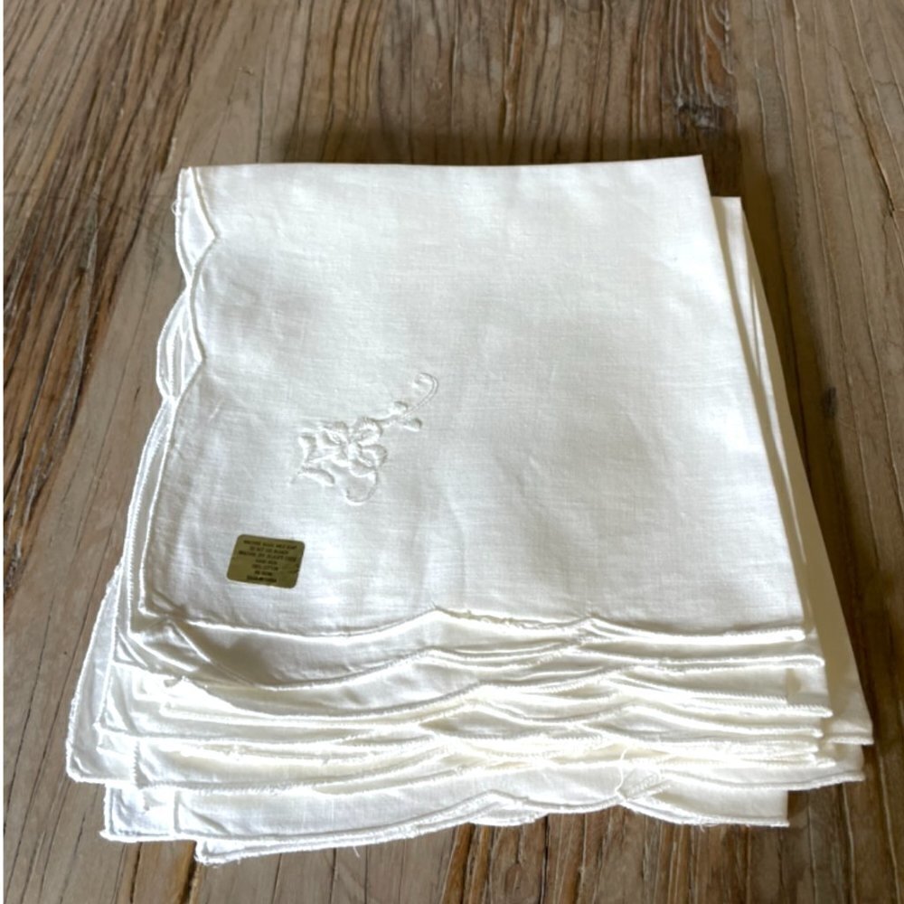 Set of 8 Vintage Embroidered Scalloped Napkins New